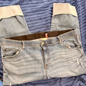 EVRI Light Blue Denim Slightly Distressed Capri